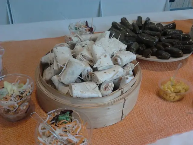 Roulés, feuilles de vigne et salades sur un buffet