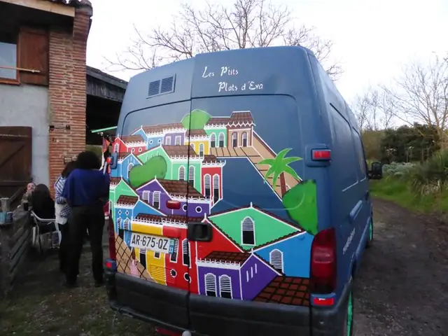 L'arrière du food truck peint de maisons colorées