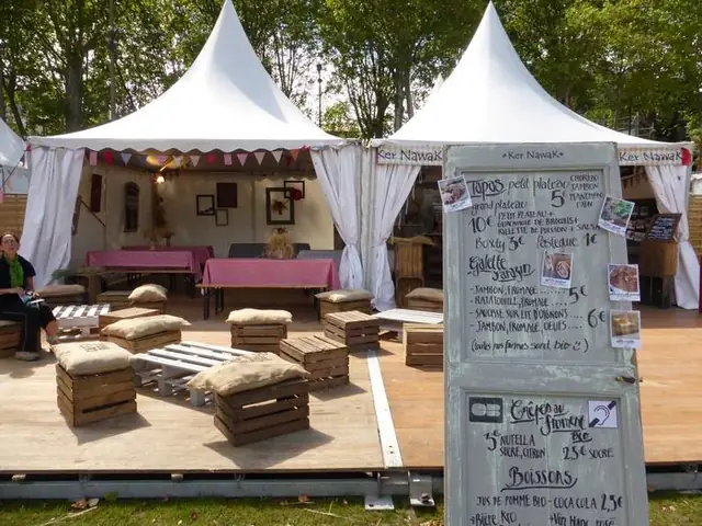 Le coin repas en palettes devant les chapiteaux