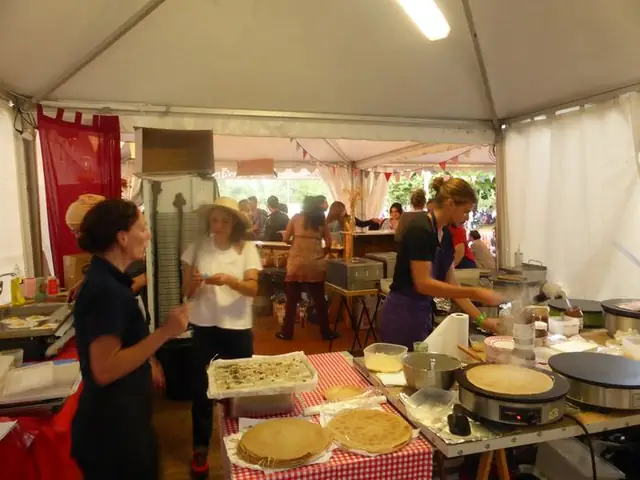 Préparation de crêpes sous le chapiteau